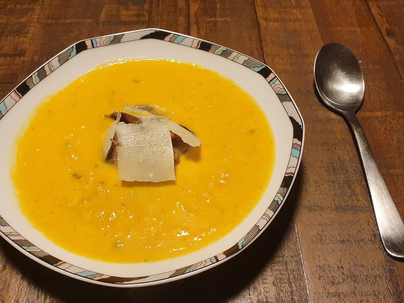 Kürbiscremesuppe im Suppenteller